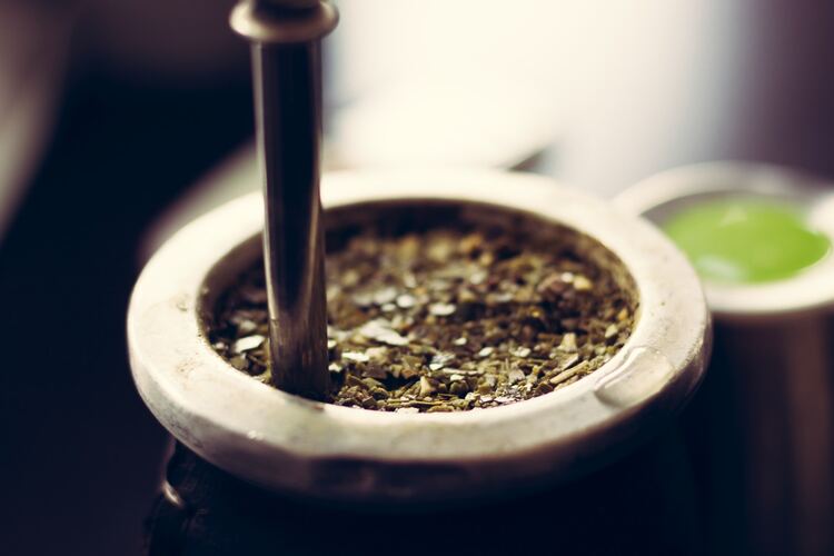 What does mate tea taste like?