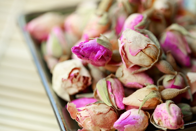 What does rose tea taste like?