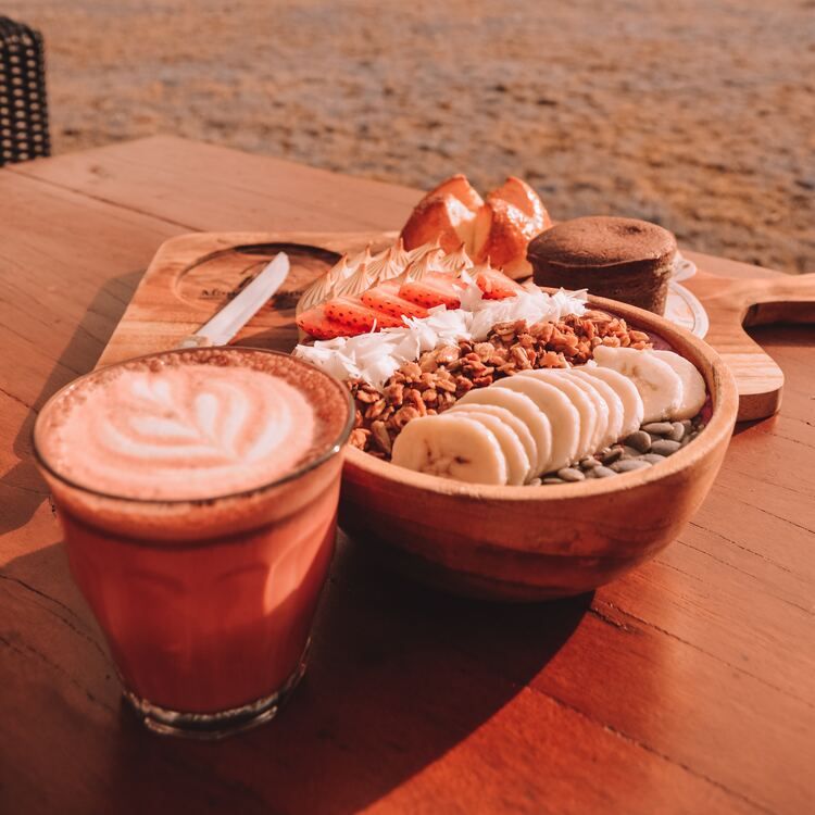 Beetroot powder latte