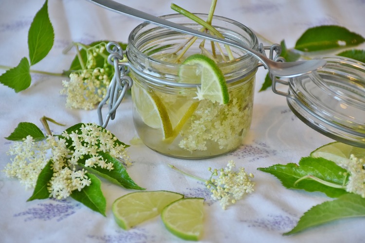 What does elderflower taste like?